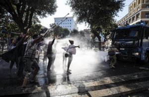 Un'immagine dello sgombero di piazza Indipendenza a Roma usata per il primo incontro di "Piccolo lessico contro il razzismo" nella Capitale (fonte immagine: rome.carpediem.cd)