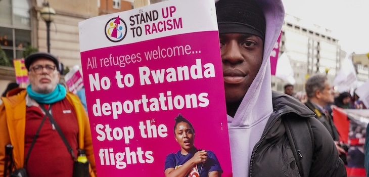 Immagine di proteste contro il piano Ruanda per i migranti