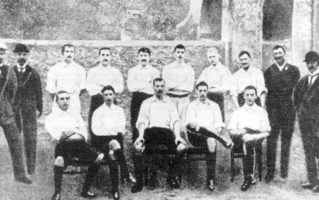 La squadra del Genoa che vinse il primo Campionato di calcio italiano l'8 maggio 1898