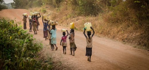 Immagine di persone che trasportano acqua